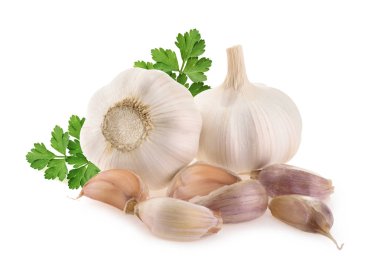 Beyaz arkaplanda sarımsak izole edilmiş.