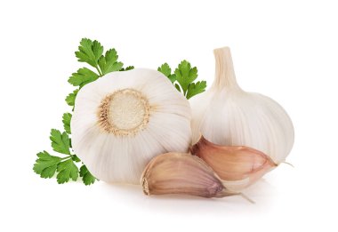 Beyaz arkaplanda sarımsak izole edilmiş.