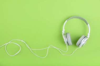 yeşil arka plan üzerinde kulaklık