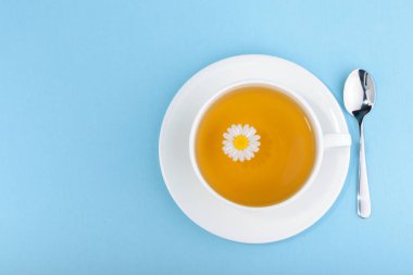 Fincan çay ve chamomiles