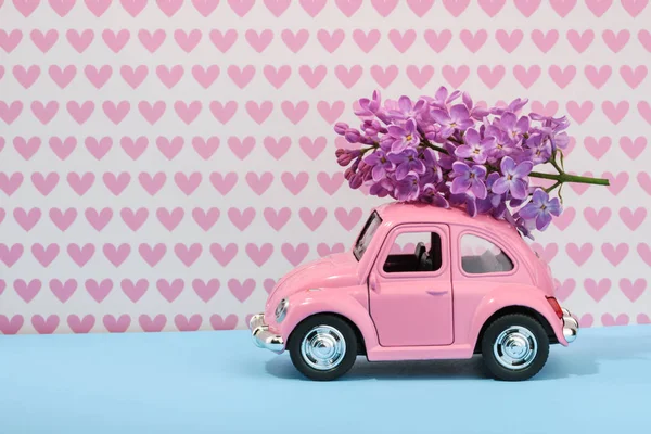 Цветок сирени на мультяшной игрушечной машине с пустым местом — стоковое фото