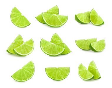 Beyaz arka plan üzerinde izole limon dilimleri
