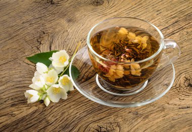 Yasemin çayı çiçek ile fincan