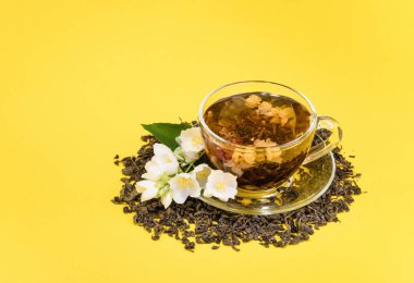 Yasemin çayı çiçek ile fincan