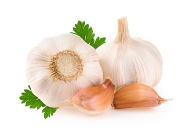 Beyaz arkaplanda sarımsak izole edilmiş.