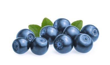 Beyaz arka plan üzerinde izole yaban mersini (bilberries)