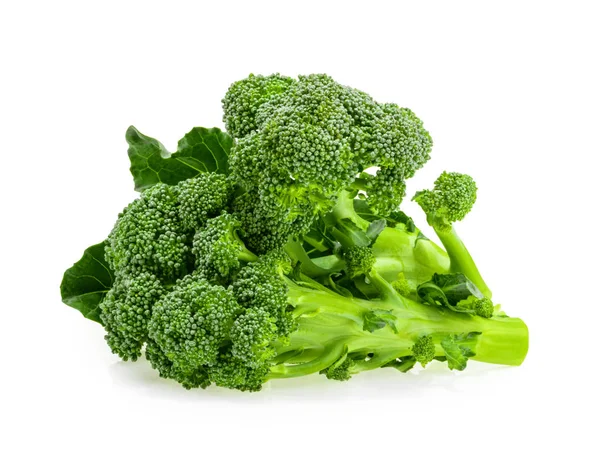 Verse broccoli geïsoleerd op witte achtergrond — Stockfoto