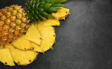 Ananas kopya alanı taş zemin üzerine