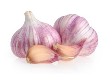 Beyaz arkaplanda sarımsak izole edilmiş.