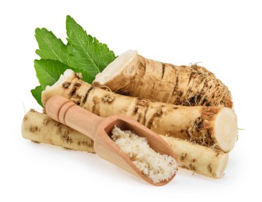 Beyaz arka plan üzerinde izole horseradish kökleri
