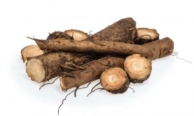 Beyaz arkaplanda izole edilmiş burdock kökleri