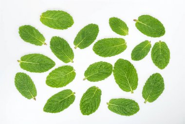 Nane yaprakları üzerinde beyaz bir Üstten Görünüm