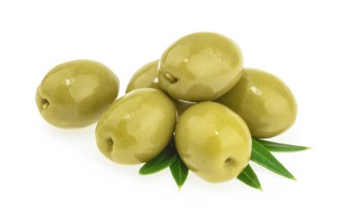 Beyaz arkaplanda yeşil zeytinler izole