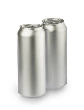 Beyaz arkaplanda izole edilmiş metal alüminyum içecek kutuları.