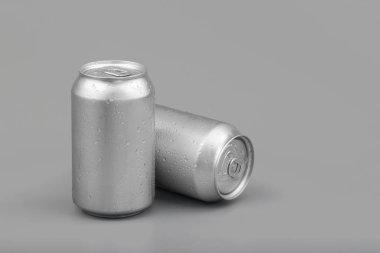 Islak metal alüminyum içecek kutuları. fotoğrafçılık