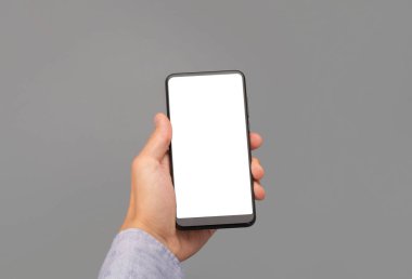 Adam elinde akıllı telefon aygıtı tutuyor