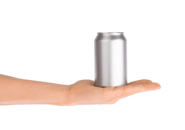 Το χέρι κρατά μεταλλικό ποτό μπορεί να απομονωθεί σε λευκό — Φωτογραφία Αρχείου