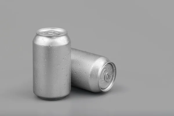 Wet metal aluminum beverage drink cans. photography — Stock Photo, Image