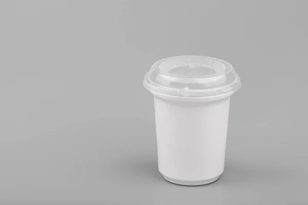Recipiente de plástico en blanco. Recipiente de cubo de bañera para postre , — Foto de Stock