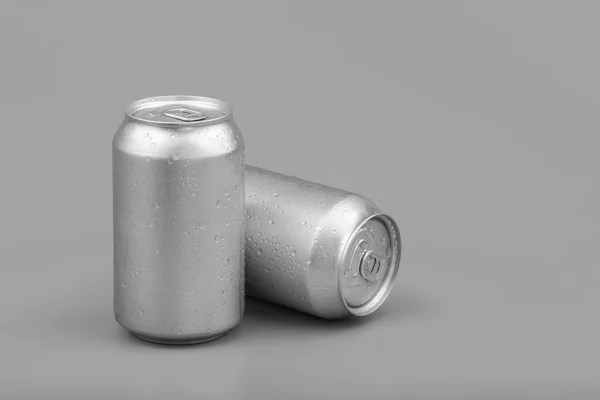 Nassen Metall-Aluminium-Getränkedosen. Fotografie Stockbild