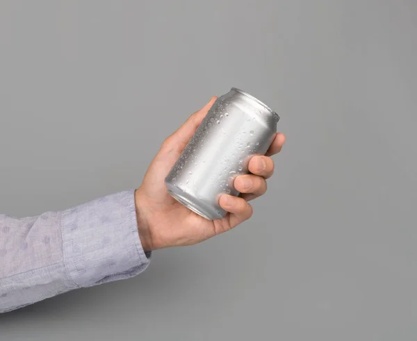 Hand hält Getränkedose aus Metall Stockbild