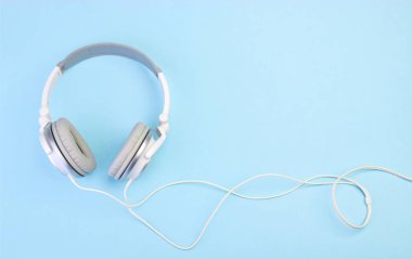 Mavi Pastel arka planda kulaklıklar