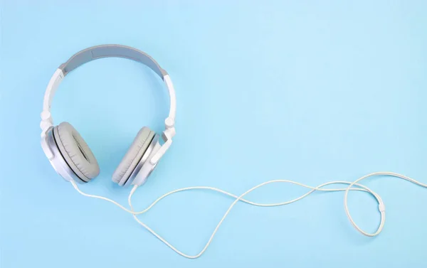 Auriculares sobre fondo pastel azul — Foto de Stock