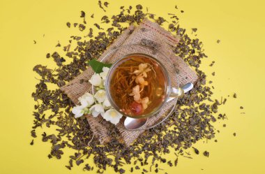 Bir fincan çiçekli yasemin çayı.