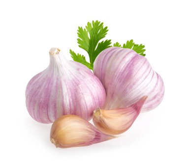 Beyaz arka planda karanfilli sarımsak