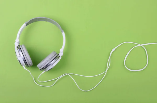 Auriculares en espacio de copia de fondo verde — Foto de Stock