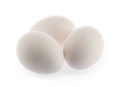 Beyaz arkaplanda kırpma yolu ile izole edilmiş tavuk yumurtaları