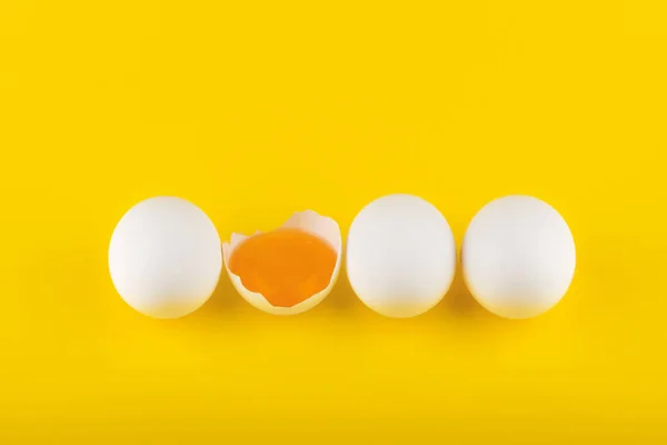 Eier Auf Gelbem Hintergrund Von Oben — Stockfoto