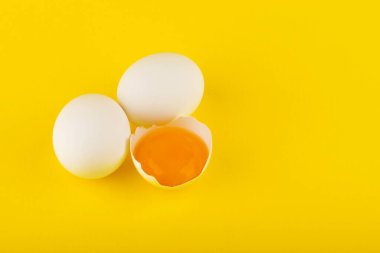 Sarı arka plan görünümlü yumurtalar