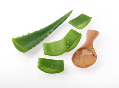 Aloe vera doğramış bitkiyi beyaza