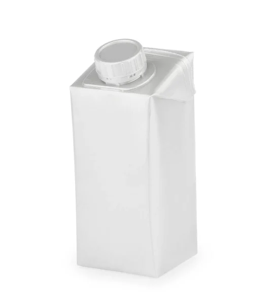 空白の牛乳またはジュースパッケージは白い背景に隔離されています 写真だ クリッピングパス — ストック写真