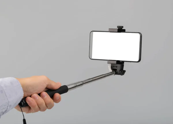 Handen Håller Selfie Stick Med Telefon Med Skärm — Stockfoto