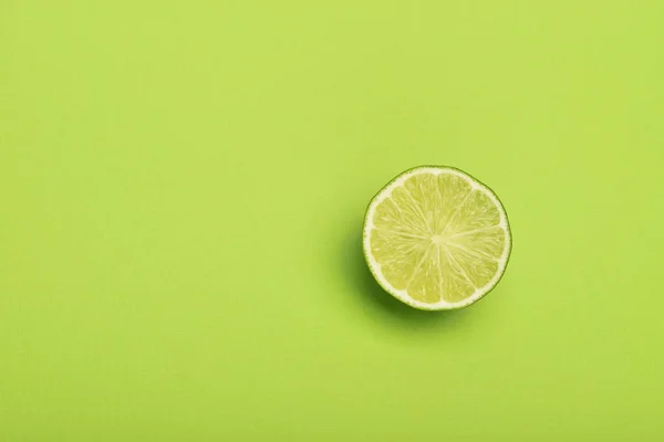 Lime Slice Green Background — Stock Photo, Image