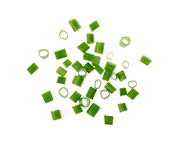在白色背景上分离的切碎的绿色洋葱 — 图库照片