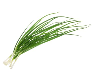 Bir grup yeşil soğan, gölge kesme yolu olmadan izole edilmiş.