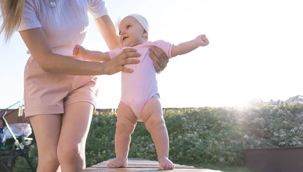 Meisje Proberen Haar Eerste Stappen Met Mam Houden Haar Armen — Stockfoto