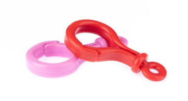 karabina plastikleri beyaz arkaplanda izole edildi