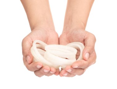 Beyaz arka planda izole edilmiş soğan dilimleri.