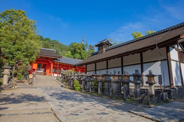 JAPÃO - 12 de maio de 2018: Lâmpadas ou lanternas penduradas no corr do templo — Fotografia de Stock