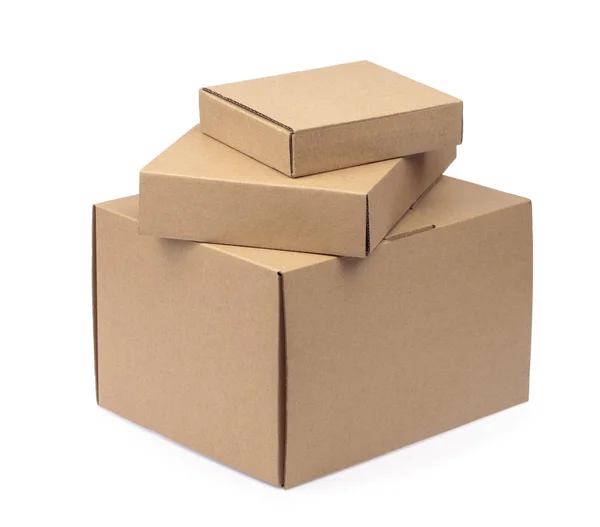 Kahverengi Karton Kutular Beyaz Arkaplan Üzerine Istiflenmiş — Stok fotoğraf