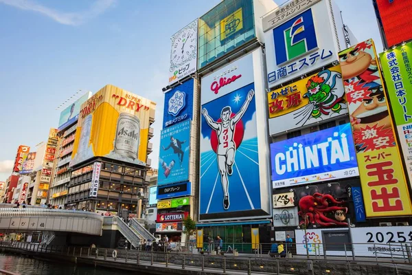 Ósaka, Japonsko - 10. května 2018: Oblast Dotonbori je jedním z turistů na — Stock fotografie