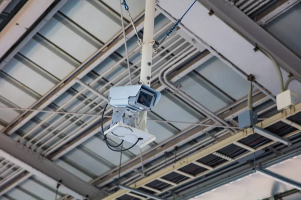 Камера безопасности или камеры видеонаблюдения на месте, железнодорожный вокзал — стоковое фото