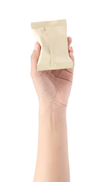 Руки, що тримають пластиковий пакет з харчовими закусками, ізольований на білому баку — стокове фото