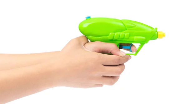 Hand houden speelgoed Plastic waterpistool geïsoleerd op witte achtergrond — Stockfoto