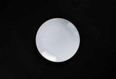 Siyah arkaplanda beyaz bir plaka