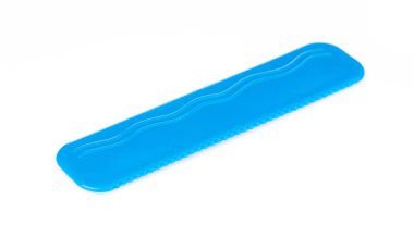 Mavi plastik cetvel oyuncağı beyaz arkaplanda izole edildi.